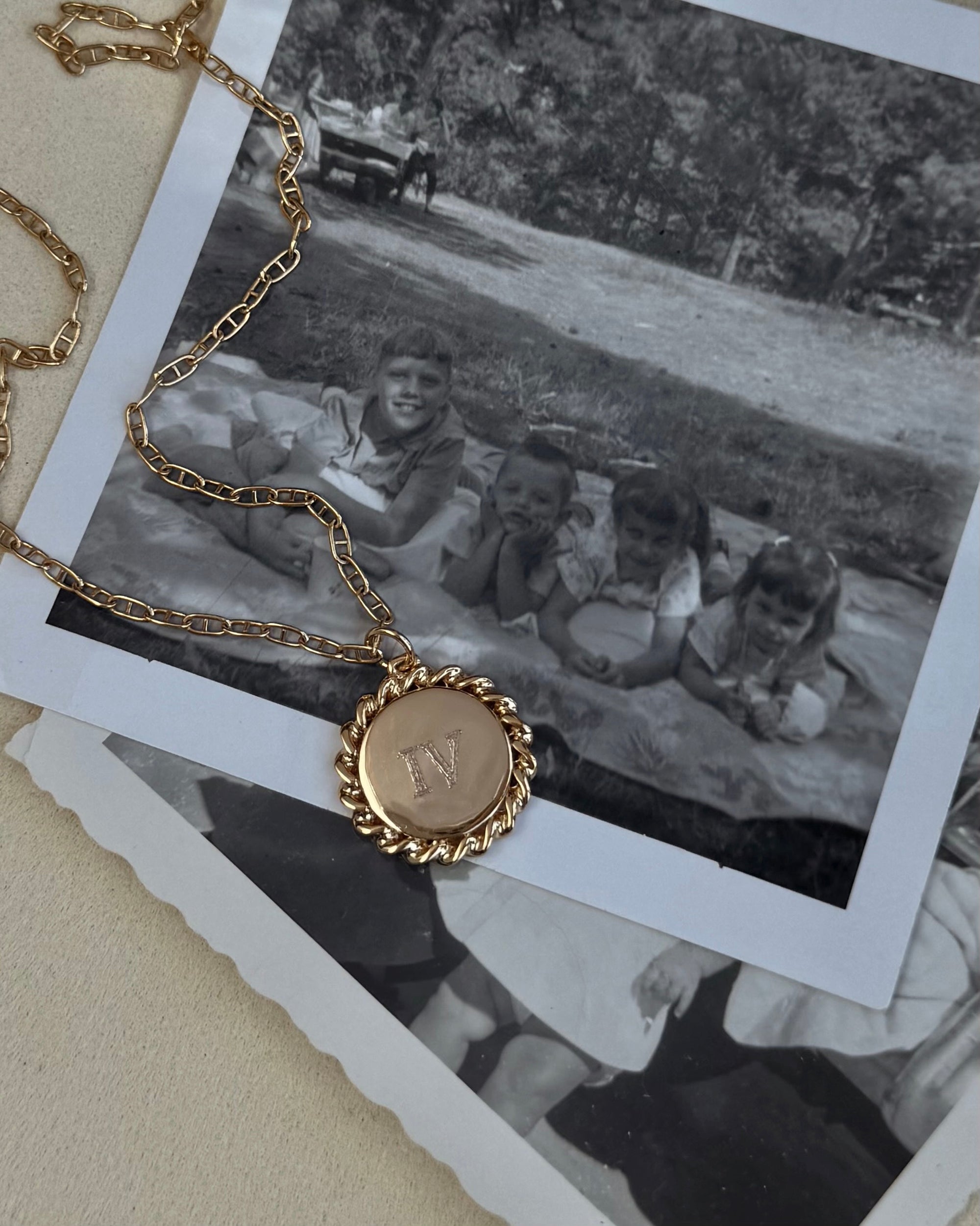 files/Dawn_Flat_Lay_2_8927edcb-a9e1-43f4-bd38-c5a068343fd4.jpg